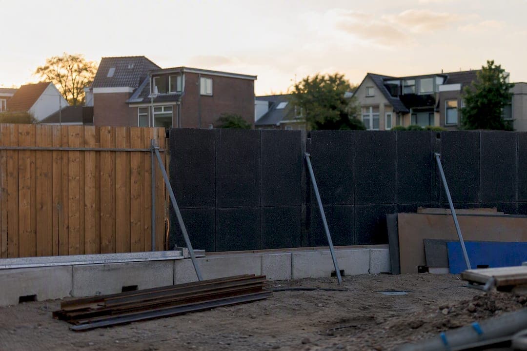 Trilwerende barrières beschermen huizen bij een bouwplaats