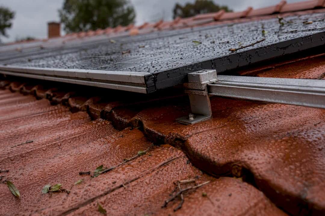 Nat dak met dakpannen en zonnepanelen na de regen