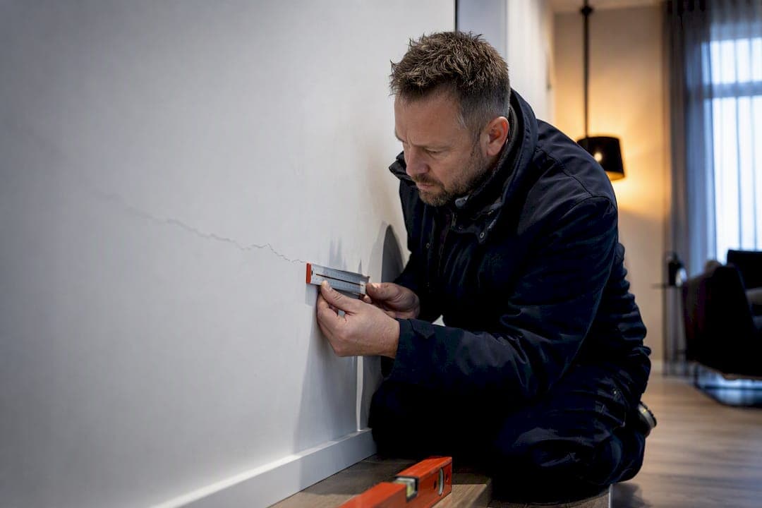 1789331879852_Inspecteur-onderzoekt-scheur-in-woningmuur